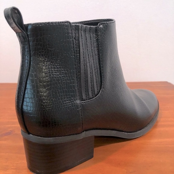 Old Navy Black Croc Textured Faux Leather Ankle Boots- Size 7 - Picture 4 of 9